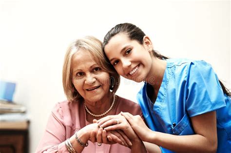 Sonrisa En La Mano Y Retrato Con Enfermera Y Anciana Para Tratamiento