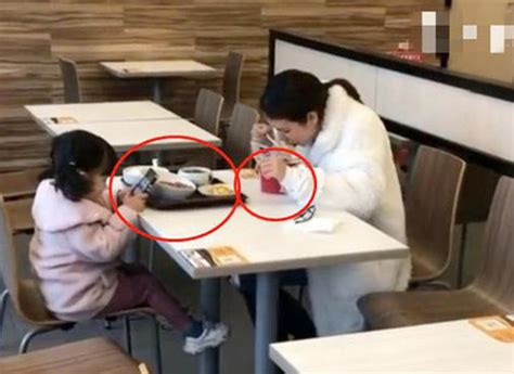 Bức ảnh chụp mẹ và con gái đi ăn ở nhà hàng khiến nhiều người tranh cãi gay gắt