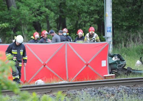 Tragiczny Wypadek W Dunowie Na Przeje Dzie Kolejowym Zgin Y Dwie