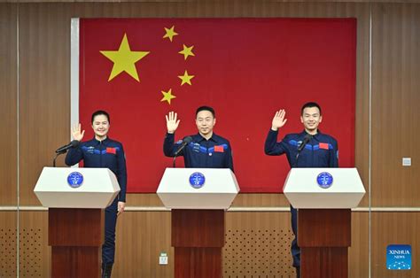 Astronautas da missão chinesa Shenzhou 19 reúnem se a imprensa Xinhua