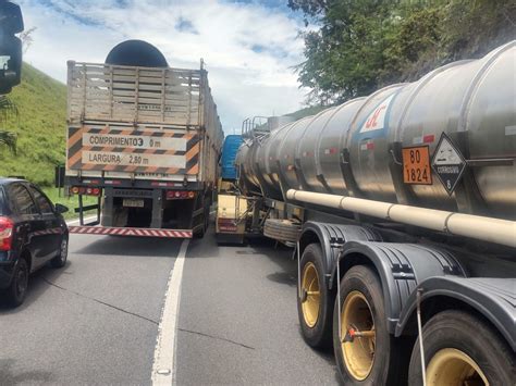 Acidente Entre Duas Carretas Congestiona Subida Da Serra Das Araras