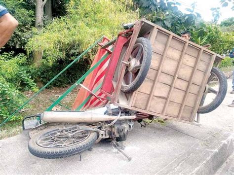 Choque Entre Tr Iler Y Mototriciclo Deja Cuantiosos Da Os Peri Dico