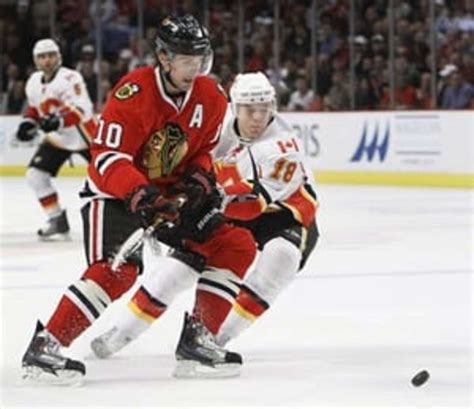 Jonathan Toews Scores 2 Goals Blackhawks Hold Off Flames For 6th