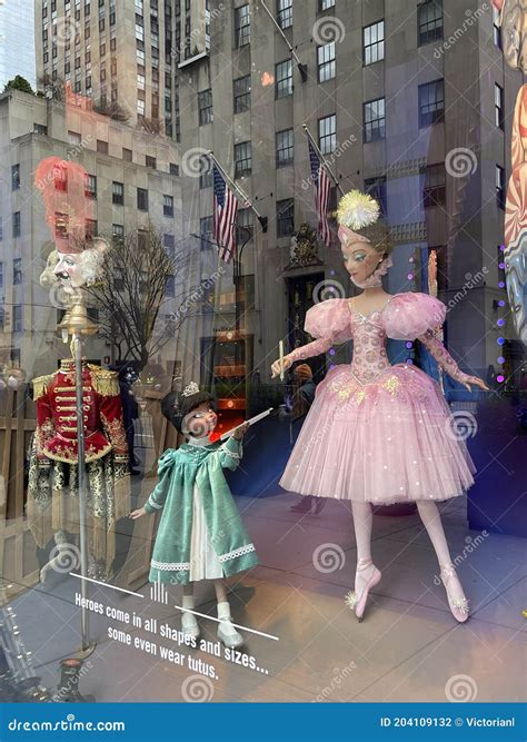 Shoppers are buzzing about the new Saks Five Ave window display 28