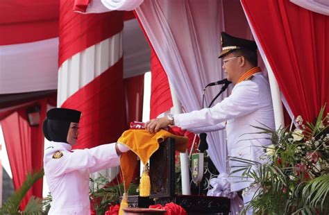 Diawali Kirab Bendera Dari Kediaman Sang Penjahit Merah Putih Upacara