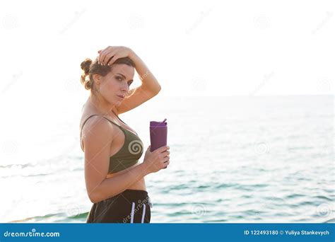 Mujer Que Se Resuelve En La Playa Foto De Archivo Imagen De Aptitud