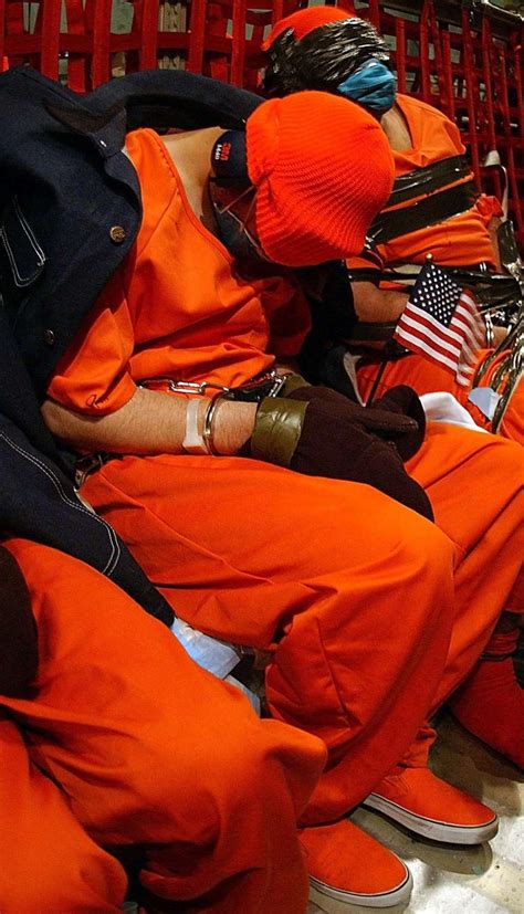 As fotos inéditas de primeiros presos em Guantánamo reveladas pelos EUA