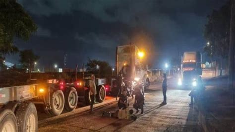 Tráiler realiza corte de circulación en calle de Veracruz y manda al