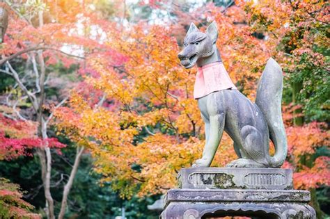 Escultura de raposa no santuário de fushimi inaritaisha na temporada de