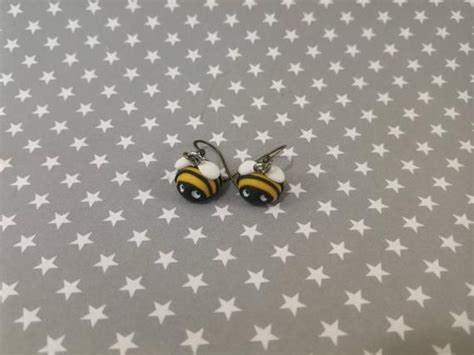 Boucles D Oreilles Abeilles Etsy France Boucle D Oreille Abeille