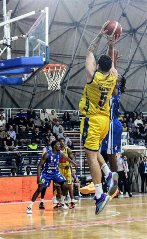 Serie A Lba Rimane Al Primo Posto La Germani Brescia Basket E Vince In