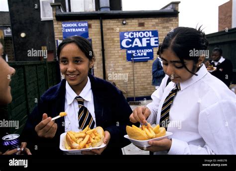 FOREST GATE, LONDON FOREST GATE COMPREHENSIVE SCHOOL, CHILDREN EATING ...