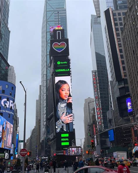 Ludmilla aparece em anúncio no telão da Times Square em Nova York GQ