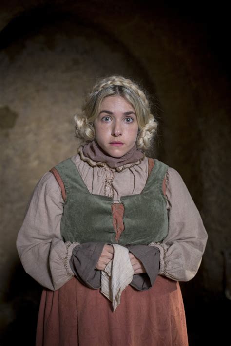 Foto: Glória (Monique Alfradique) come o alimento com feitiço depois