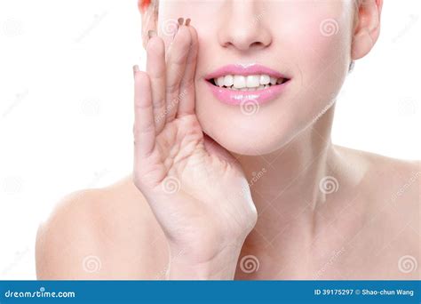 Bisbiglio Sorridente Della Donna Di Cura Di Pelle Immagine Stock