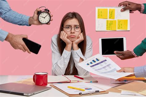 Pessoa Viciada Em Trabalho - Mulher triste viciada em trabalho mantém as mãos embaixo do queixo ...
