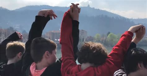 San Mauro Torinese A San Mauro Una Lunghissima Catena Umana Di Bimbi