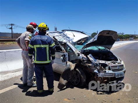 Motorista fica ferido após bater na traseira de carreta na PR 323