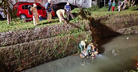 Homem Embriagado Escorrega Em Barranco E Cai Em Rio De Curitiba Altura