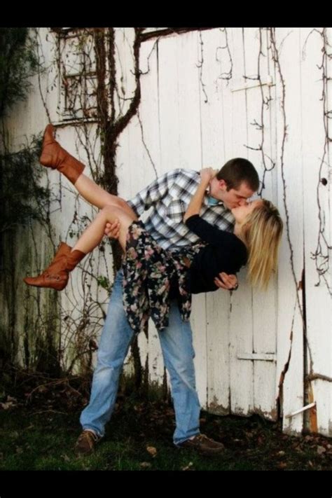 76 Gorgeous Couple Poses To Inspire Your Engagement Photos Cute