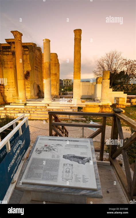 Restos De La Biblioteca De Adriano En Plaza Monastiraki En Atenas