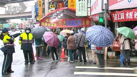 霞海城隍廟發快篩 民眾冒雨卡位排3小時 Tvbs Line Today