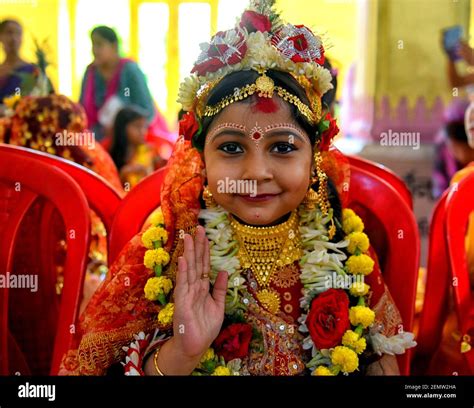 Une Jeune Fille A Vu Participer Pendant Le Puja Kumari Au Temple Adyapith Kumari Puja Est Une