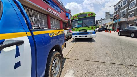 Hombre muere por causas naturales dentro de autobús