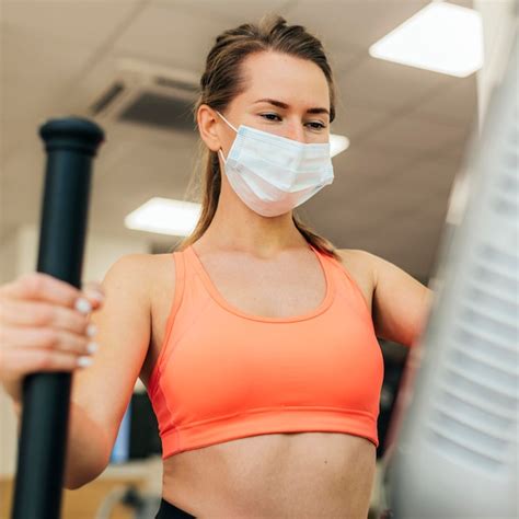 Premium Photo Woman At The Gym Exercising With Face Mask