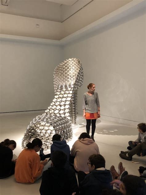 Visite De Lexposition I Want To Break Free De Joanna Vasconcelos