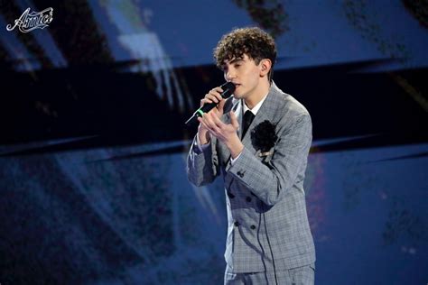 Michele Bravi Ad Amici Canta Malumore Francese Lesibizione