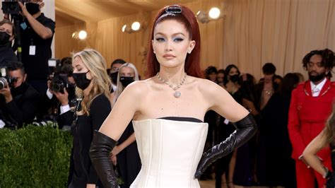 Gigi Hadid llega a la Met Gala con un vestido monocromático de Prada