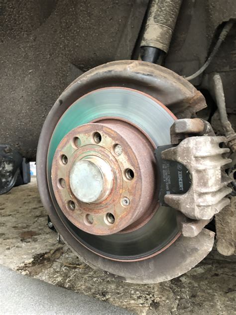 Задний тормозной суппорт. — Volkswagen Golf Plus, 1,6 л, 2006 года ...