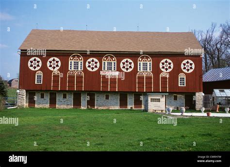 Pennsylvania dutch barn hex sign hi-res stock photography and images ...