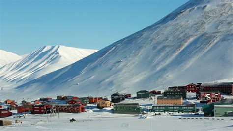 LONGYEARBYEN, SPITSBERGEN, NORWAY - 03 APRIL, 2015: Small Town ...