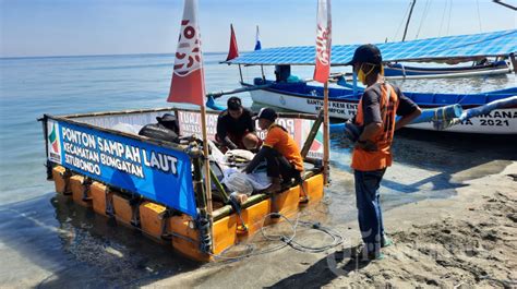 Aksi Pungut Sampah Plastik Di Pantai Pasir Putih Situbondo Foto