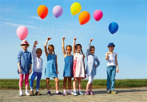 Grupo Grande De Niños Felices Con Los Globos Foto de archivo Imagen