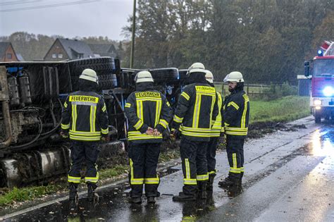 Unfall in Sonsbeck Lkw und Auto stoßen zusammen