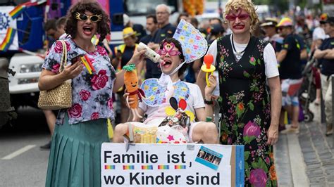 Csd In Frankfurt Tausende Feiern Den Christopher Street Day