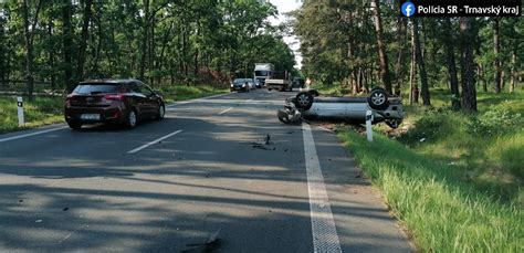 Policajt v čase voľna poskytol prvú pomoc vodičovi pri nehode medzi