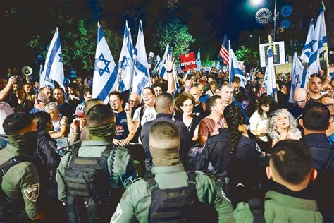 Hundreds protest outside Netanyahu's house