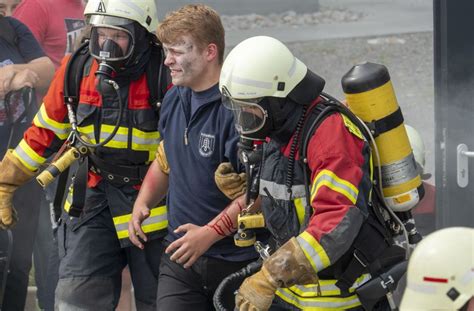 Feuerwehr In Hemmingen Unter Dichtem Rauch Zu Den Flammen Krabbeln