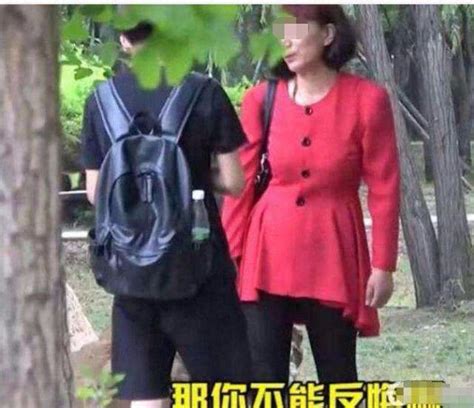 小伙初次和网恋女友见面，对方却是一位40岁的阿姨，这下就尴尬了 小伙 网恋 女友 新浪新闻