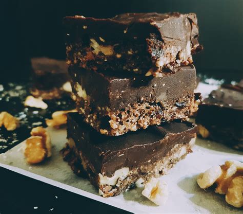 Brownie Raw Vegan Cu Nuci Traditii Si Delicii