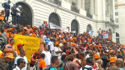 Fotos Após greve garis voltam ao trabalho no Rio 03 03 2014 UOL