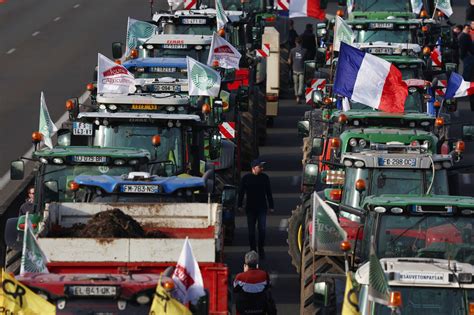 Los agricultores franceses inician el asedio de París y el Gobierno les