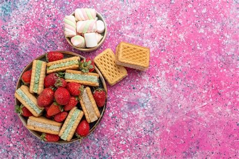 Vista Superior De Deliciosas Galletas Waffle Con Malvaviscos Y Fresas