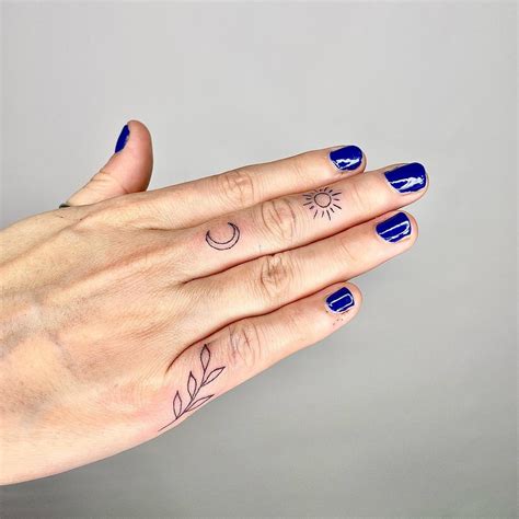 Tatuagem Feminina Nos Dedos