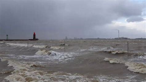 Sturmflut In Bremerhaven Weserstrandbad Wasserundeis Youtube