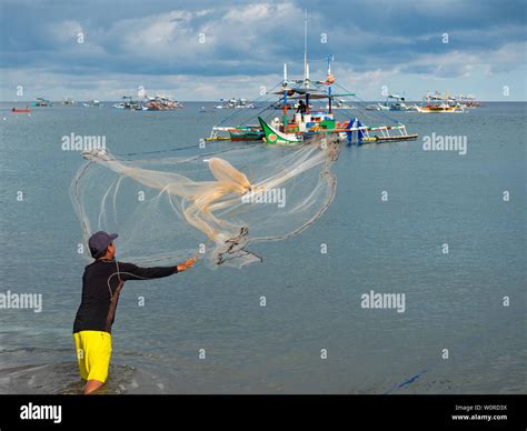 Kiamba The Philippines May 31 2019 Local Fisherman Throwing His